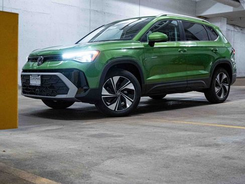 New 2025 Volkswagen Taos SE image 1