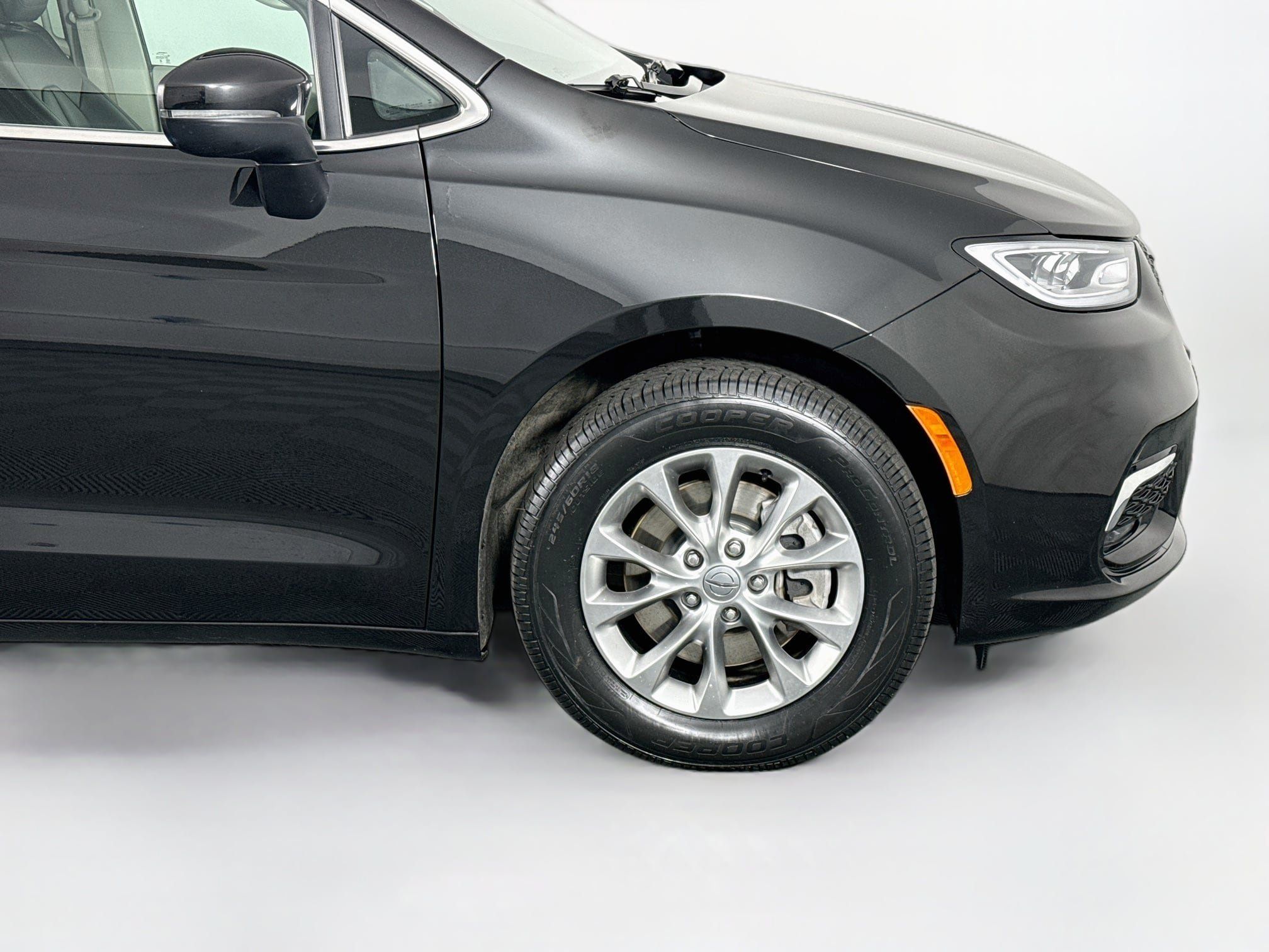 Used 2023 Chrysler Pacifica Touring-L AWD/4WD image 47
