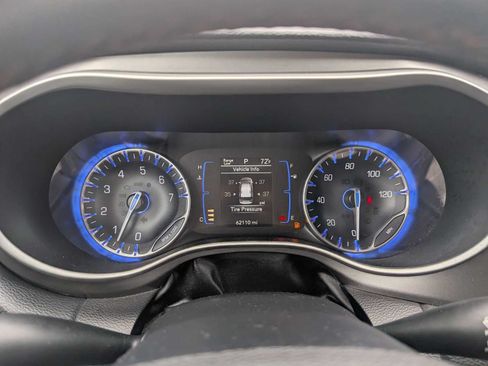 Used 2020 Chrysler Pacifica Touring-L w/ Tire & Wheel Group FWD image 17