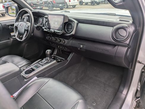 Used 2019 Toyota Tacoma TRD Off-Road AWD/4WD image 33