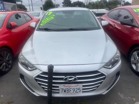 Used 2017 Hyundai Elantra SE image 2