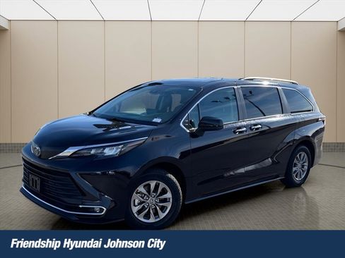 Used 2024 Toyota Sienna XLE image 1