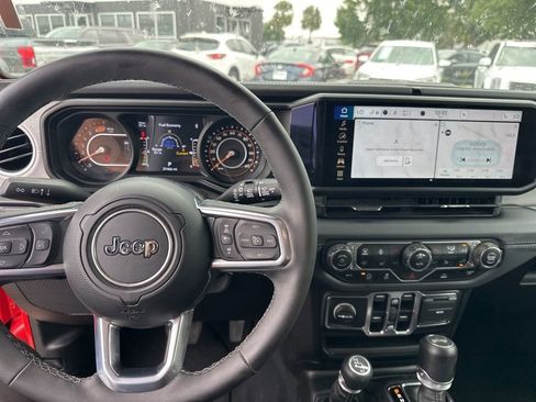 Used 2025 Jeep Wrangler Sahara AWD/4WD image 10