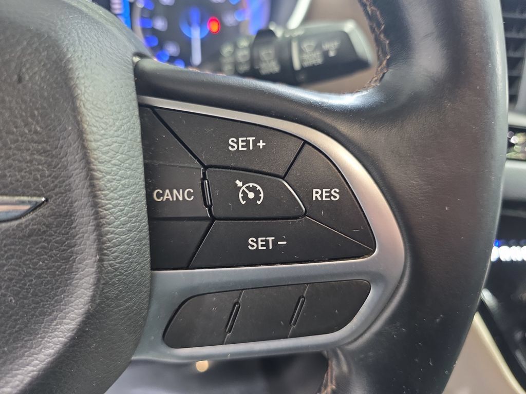 Used 2017 Chrysler Pacifica Touring-L w/ Tire & Wheel Group FWD image 20