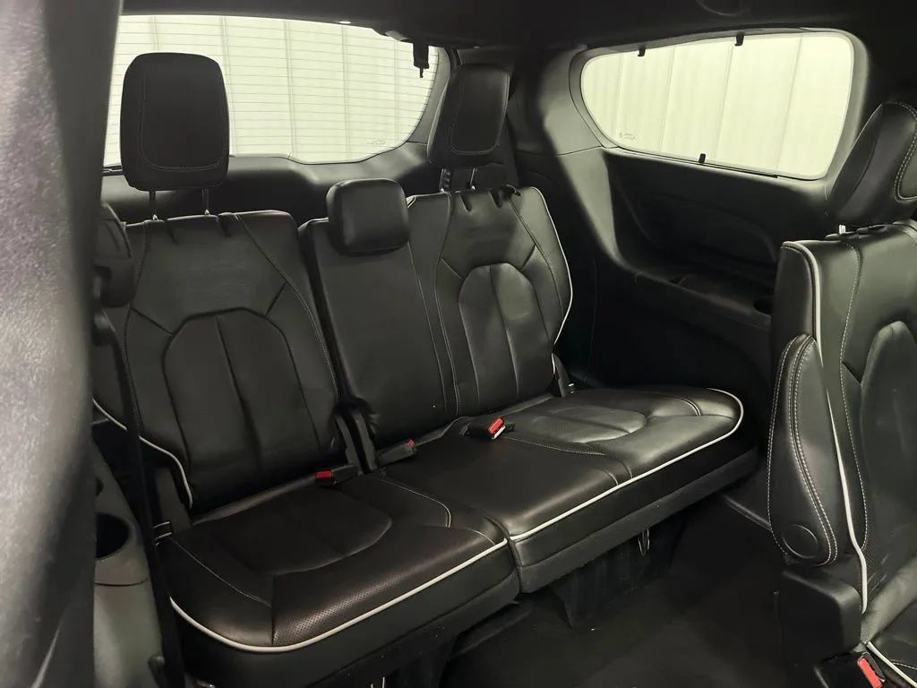Used 2025 Chrysler Pacifica Limited FWD image 14