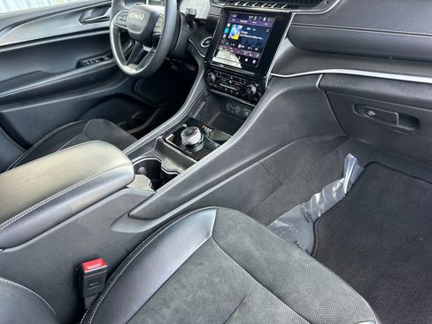 Used 2024 Jeep Grand Cherokee L Altitude AWD/4WD image 16