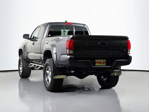 Used 2016 Toyota Tacoma SR5 AWD/4WD image 5