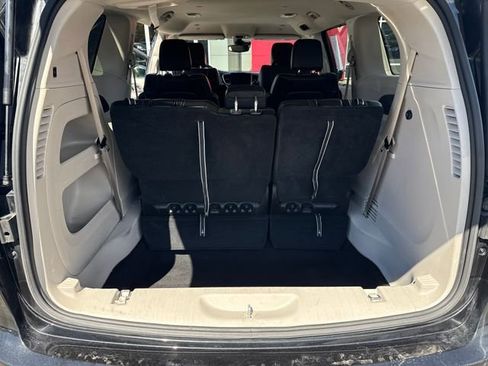 Used 2023 Chrysler Pacifica Touring-L FWD image 13