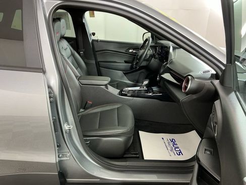 Used 2024 Chevrolet Trax RS w/ Sunroof Package FWD image 5