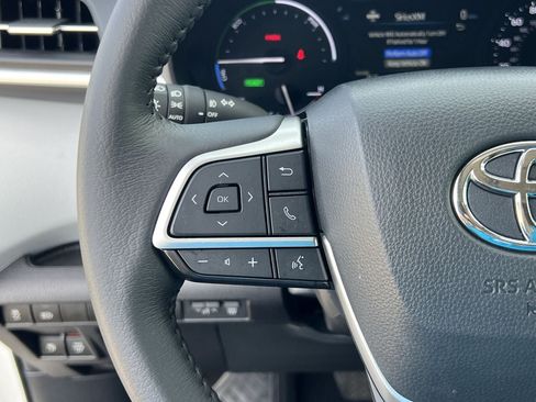Used 2025 Toyota Sienna XLE FWD image 11