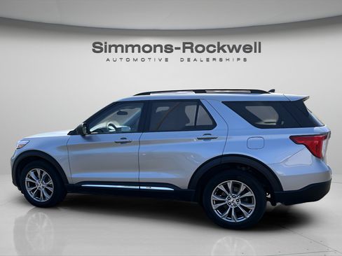 Used 2023 Ford Explorer XLT AWD/4WD image 2