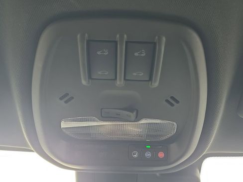 Certified 2025 Chevrolet Trax RS w/ Sunroof Package image 36