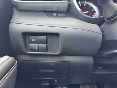 Used 2021 Toyota Highlander XLE image 28