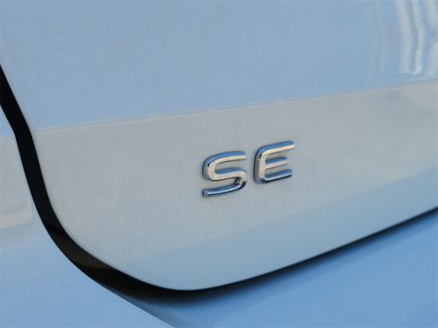 Certified 2025 Volkswagen Taos SE image 5