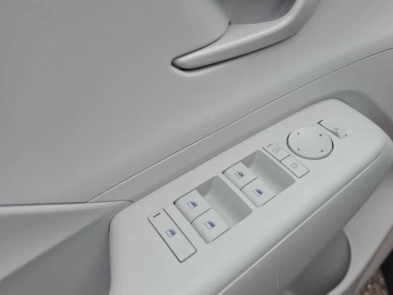 New 2027 Hyundai Kona SE FWD image 17