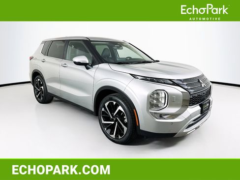 Used 2024 Mitsubishi Outlander SE image 1