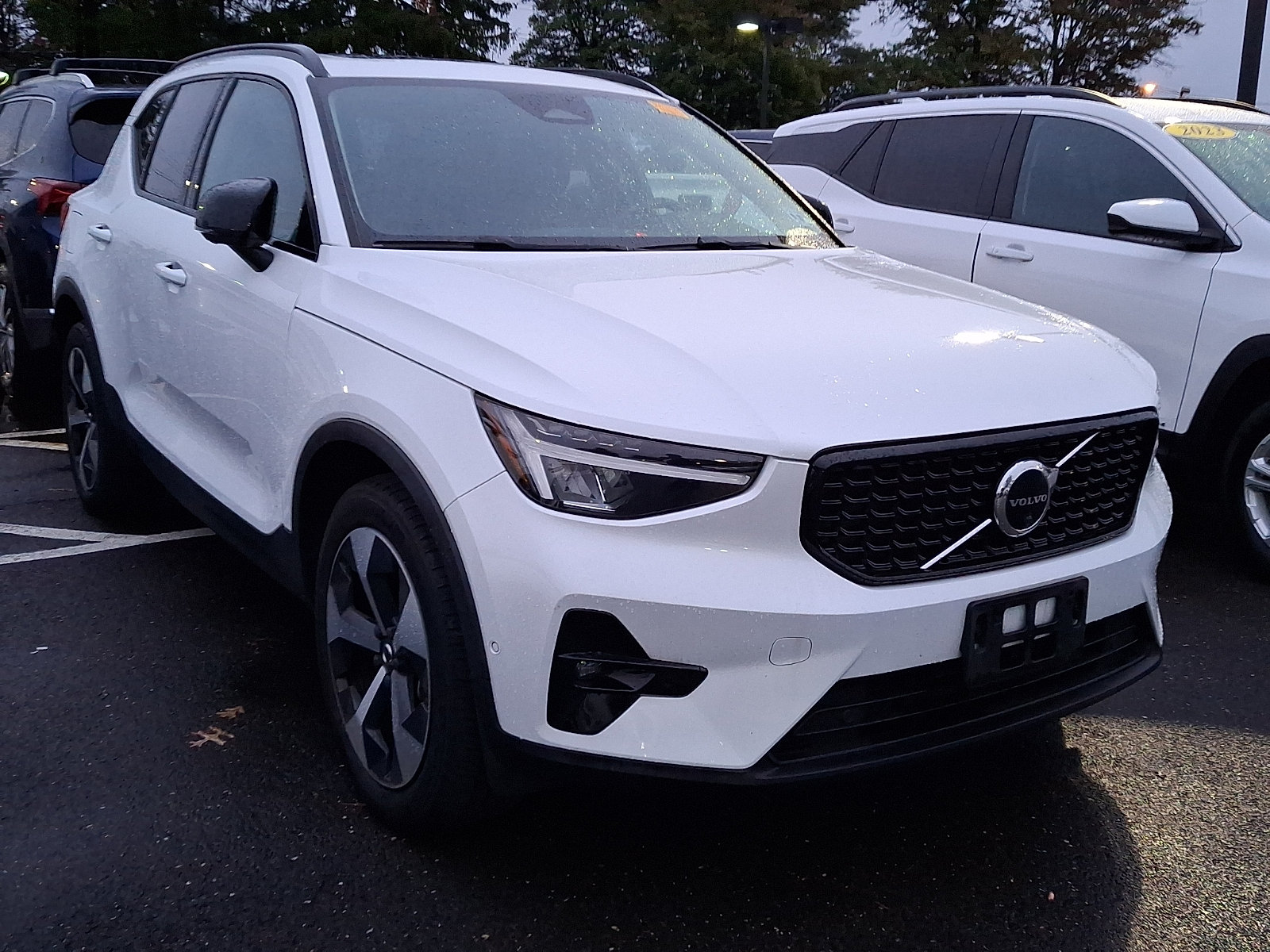 Used 2023 Volvo XC40 B5 Plus w/ Driver Assist Package AWD/4WD image 5
