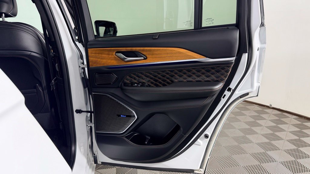 Used 2022 Jeep Grand Cherokee Summit AWD/4WD image 34