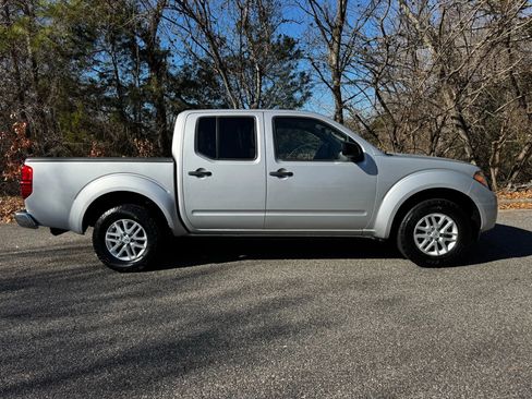Used 2016 Nissan Frontier SV image 2