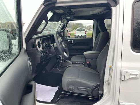Used 2025 Jeep Wrangler Unlimited Sahara AWD/4WD image 19
