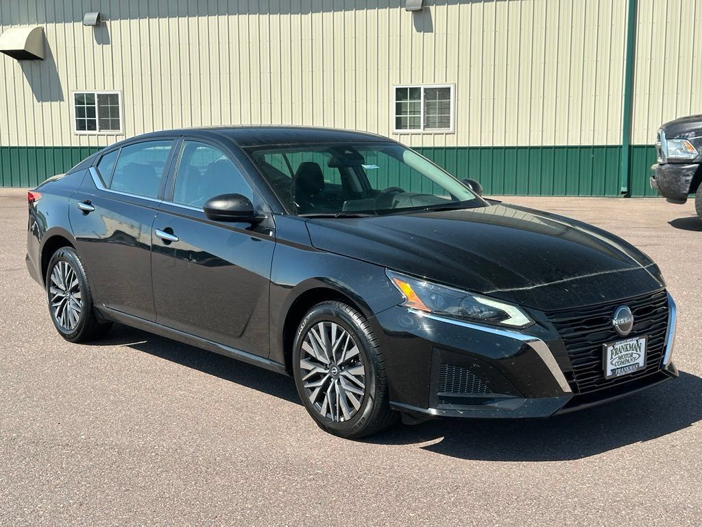 Used 2025 Nissan Altima 2.5 SV AWD/4WD image 7