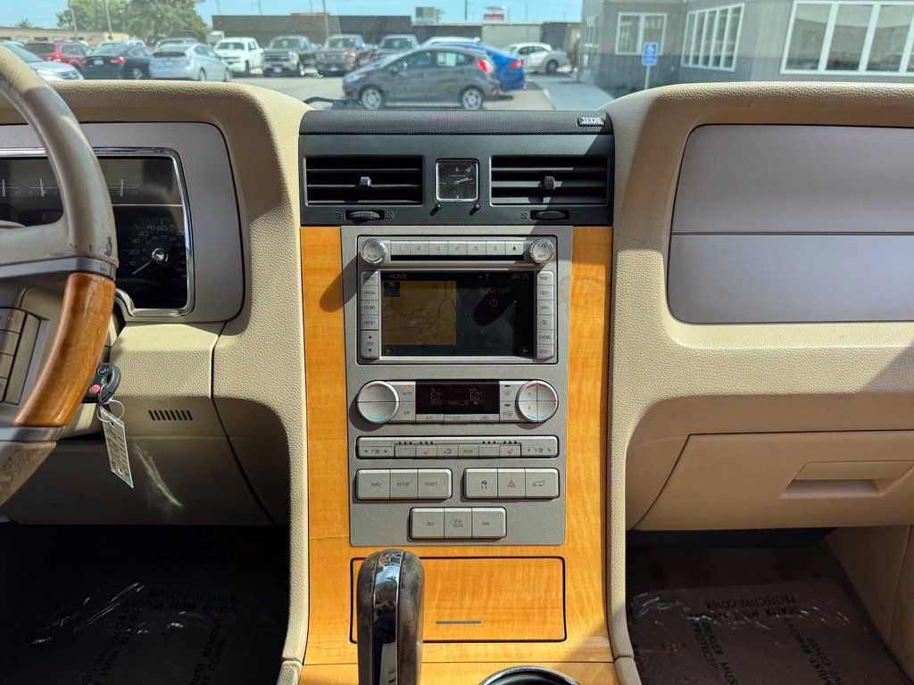 Used 2010 Lincoln Navigator L 4WD image 2
