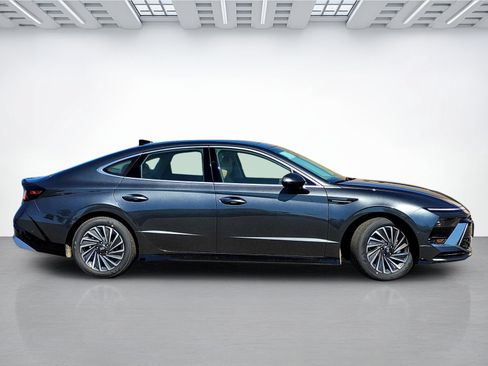 New 2026 Hyundai Sonata Limited FWD image 3