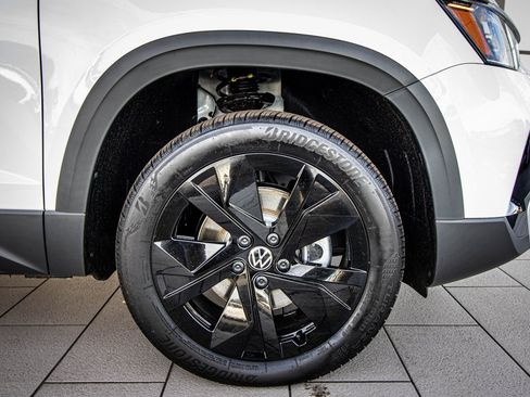 New 2026 Volkswagen Taos SE image 20