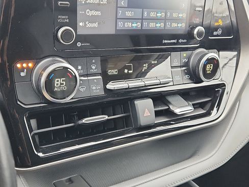 Used 2020 Toyota Highlander XLE image 16