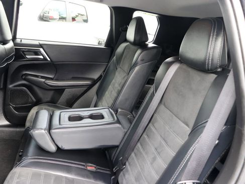 Used 2024 Mitsubishi Outlander FWD image 24