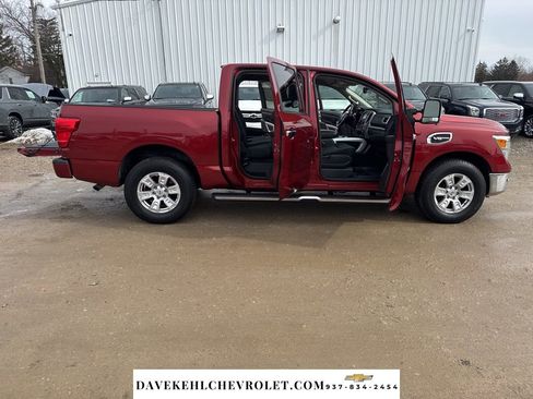 Used 2017 Nissan Titan SV image 32