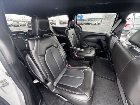 Used 2025 Chrysler Pacifica Select FWD image 11