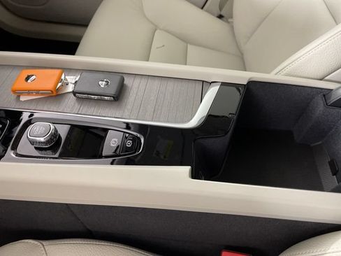 Certified 2025 Volvo XC60 T8 Plus w/ Protection Package Premier AWD/4WD image 40