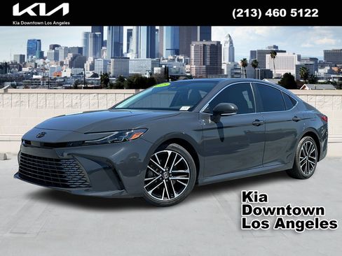 Used 2025 Toyota Camry XLE FWD image 1