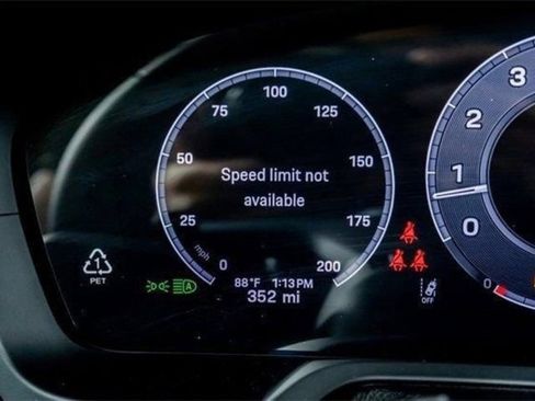Used 2025 Porsche 911 Carrera RWD image 39