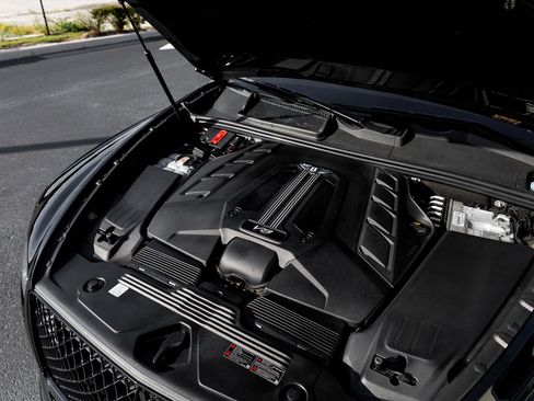 Used 2024 Bentley Bentayga image 48