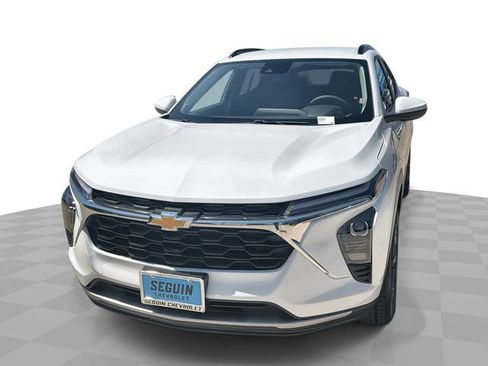 Used 2025 Chevrolet Trax LT FWD image 1