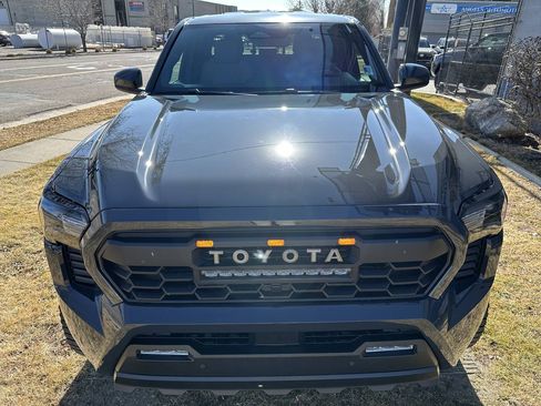 Used 2025 Toyota Tacoma SR5 AWD/4WD image 12