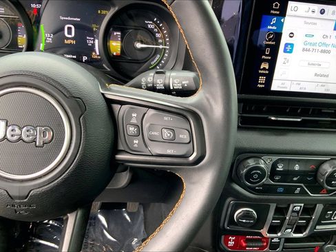 Certified 2024 Jeep Wrangler Unlimited AWD/4WD image 24