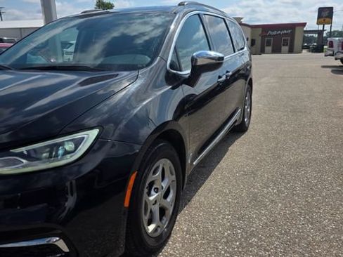 Used 2023 Chrysler Pacifica Limited FWD image 3