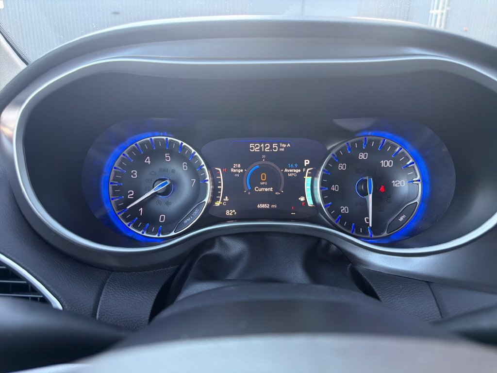 Used 2024 Chrysler Pacifica Touring-L FWD image 16