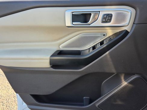 Used 2020 Ford Explorer Platinum w/ Premium Technology Package AWD/4WD image 29