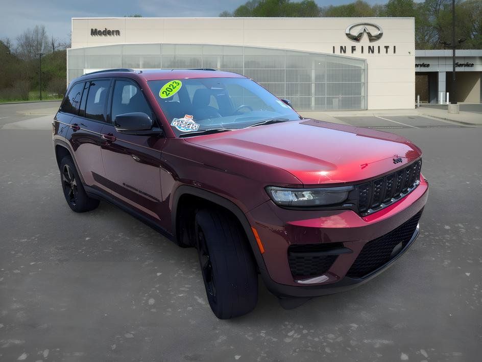 Used 2023 Jeep Grand Cherokee Altitude RWD image 2