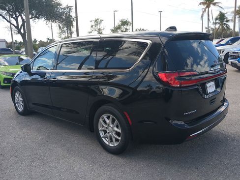 Used 2025 Chrysler Pacifica Select image 7