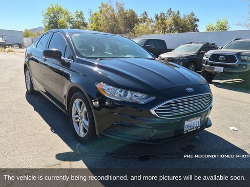 Used 2018 Ford Fusion SE w/ Fusion SE Technology Package FWD image 3