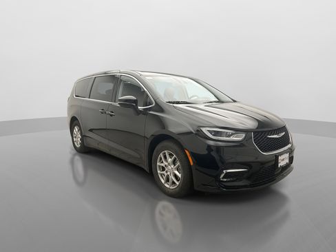 Used 2024 Chrysler Pacifica Touring-L FWD image 5