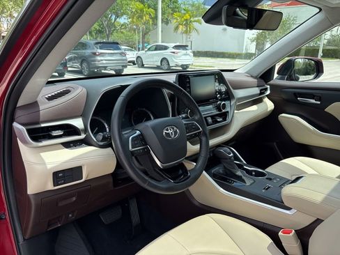 Used 2020 Toyota Highlander XLE FWD image 12