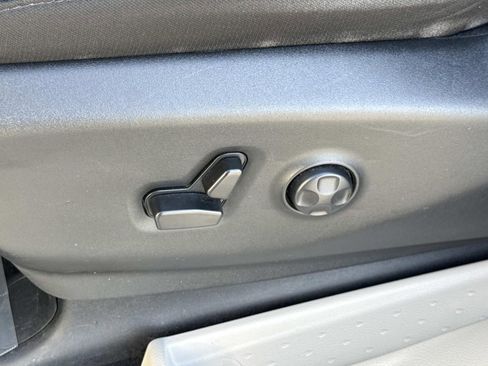 Used 2023 Chrysler Voyager LX image 22