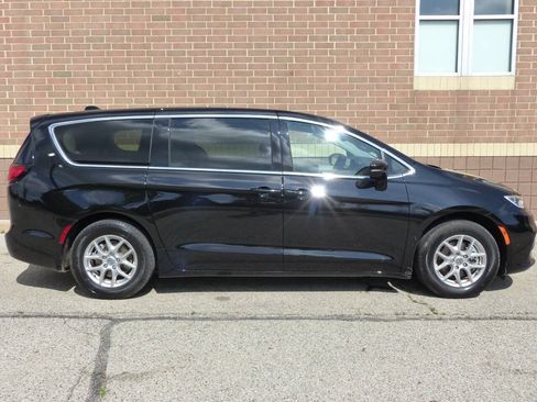 Used 2024 Chrysler Pacifica Touring-L FWD image 11
