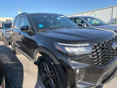 Used 2025 Ford Explorer ST-Line w/ ST-Line Street Pack image 3
